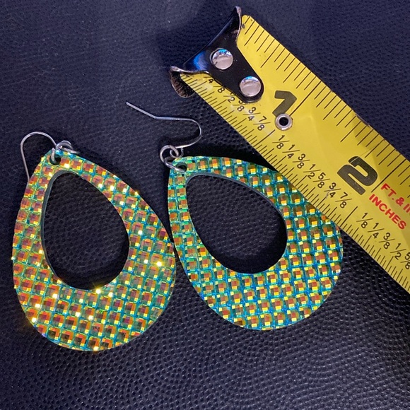 Set of 2 Acrylic Boho Dangling pierced Earrings - Picture 10 of 12